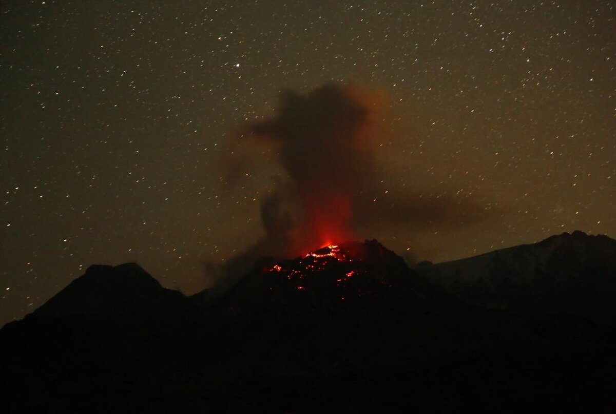 Шивелуч может не только пеплом кидаться, но и лаву изливать. Фото от наших туристов июльской группы 2019.