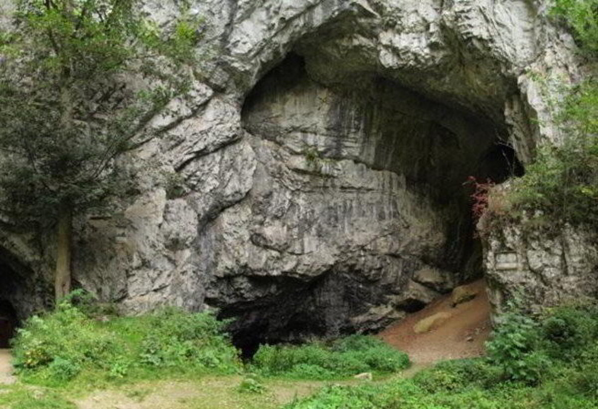 Пещера возле бычьего камня.