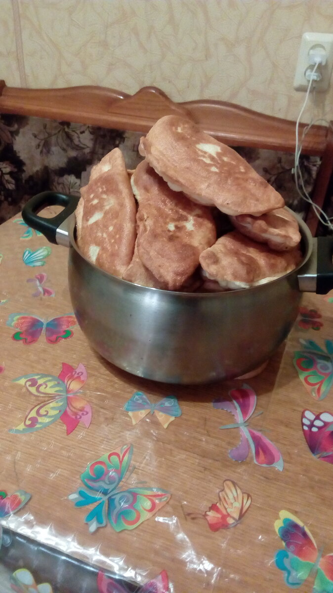 столько пирожков мы приготовили!)
