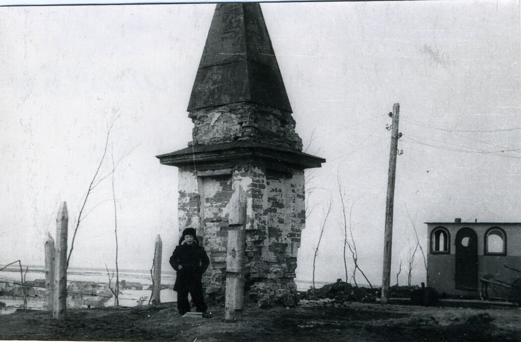 Памятник Г.Х. Гасфорту в Обдорске (Салехард), конец 1940-х гг. Источник: МВК им. И.С. Шемановского