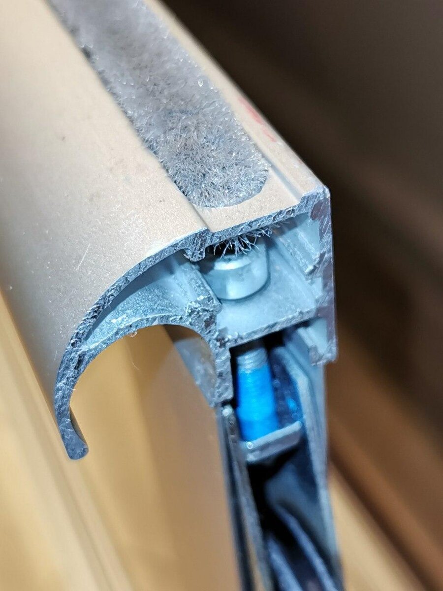 Вот видим цилиндрический винт, которым зафиксирован ролик