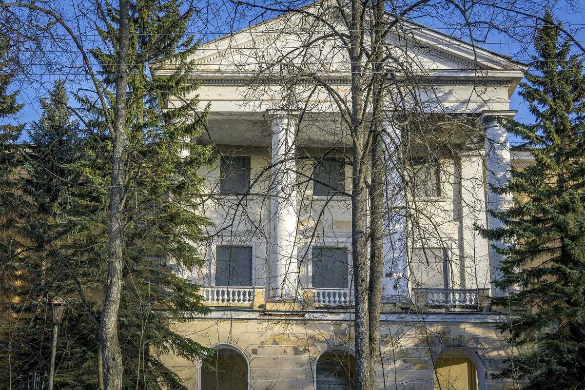 Центральная часть дворца. Март 2020.