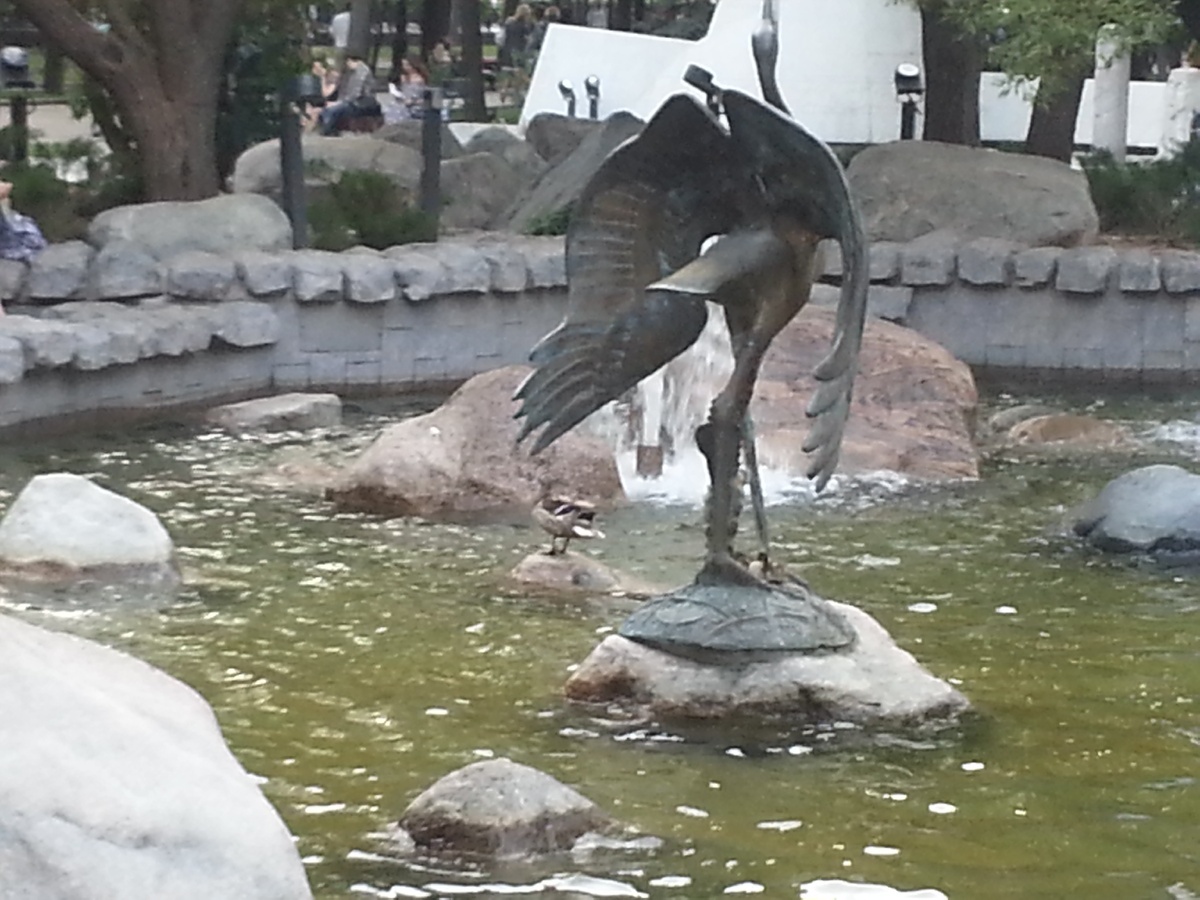 У фонтана. А это просто как символ Чистых прудов -  Поющий Журавль