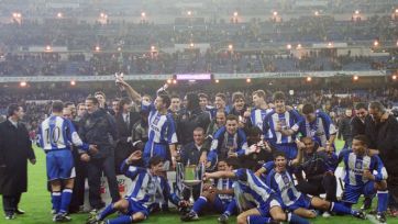 «Мы будто бы мемом стали» – рассказывает раздосадованный болельщик «Депортиво Ла-Корунья», наблюдая за декабрьским матчем. Его опечаленное лицо можно было лицезреть на испанском телевидении. Боль фаната понятна: его любимая команда уступила «Сарагосе» со счетом 3:1, да еще и дома. По результатам встречи «Депортиво» рухнул на самое дно второго дивизиона. 12 очков за 19 игр – тут кто угодно разведет руками. «Каждую неделю мы становимся хуже и хуже».
