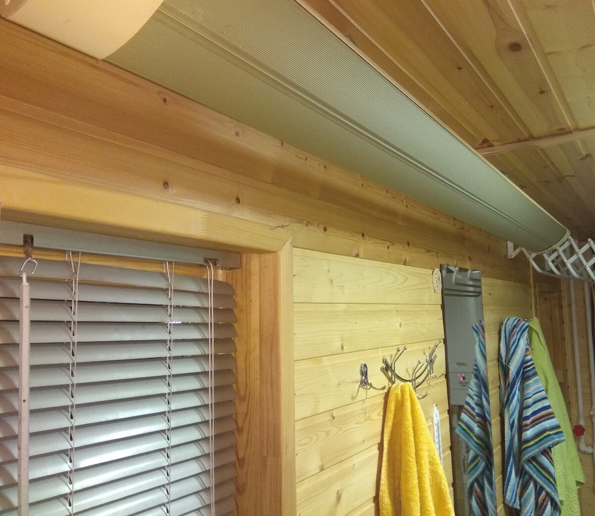 Повесил его чуть с наклоном, чтобы грел не только пол, но и саму ванную тоже.