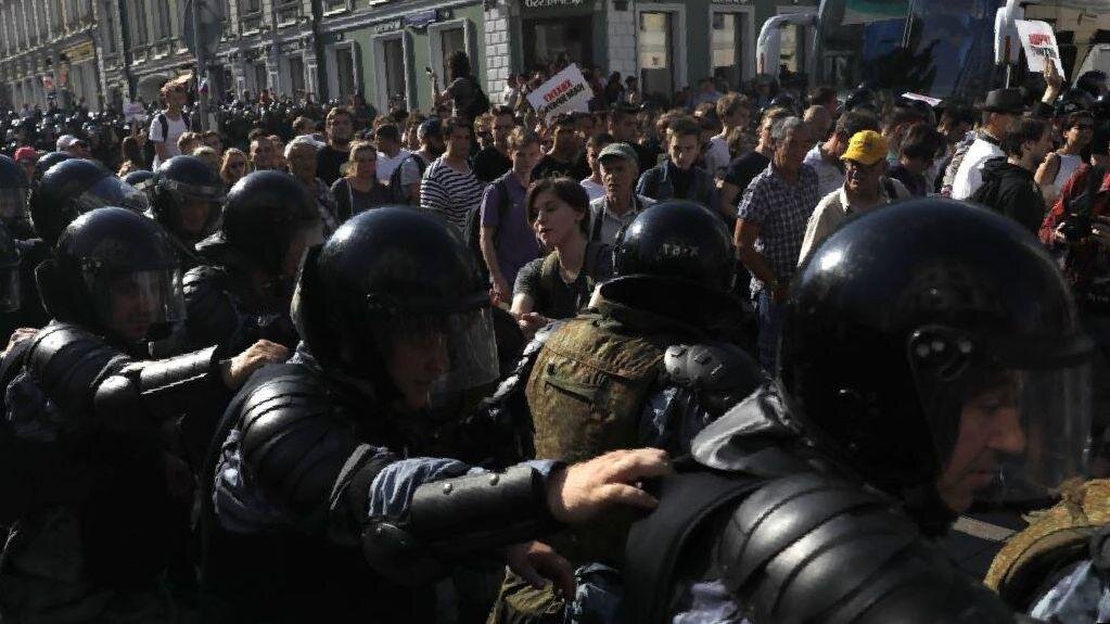 "Космонавты" - ребята в шлемах - неизменный атрибут защиты действующей власти