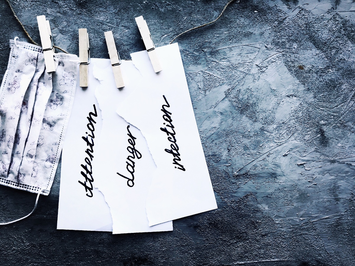 Внимание! Опасность! Вирус! Фото из личного архива.