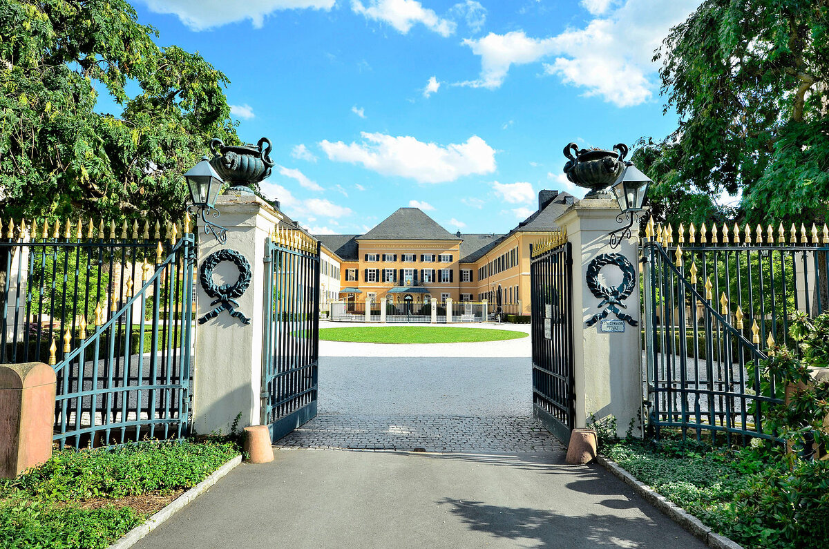 Поместье Schloss Johannisberger.
© fiylo Deutschland GmbH. Ссылка на источник: https://www.fiylo.de/location-frankfurt/schloss-johannisberg-11210/
