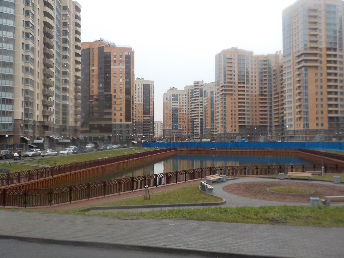 Почему здесь пруд? 