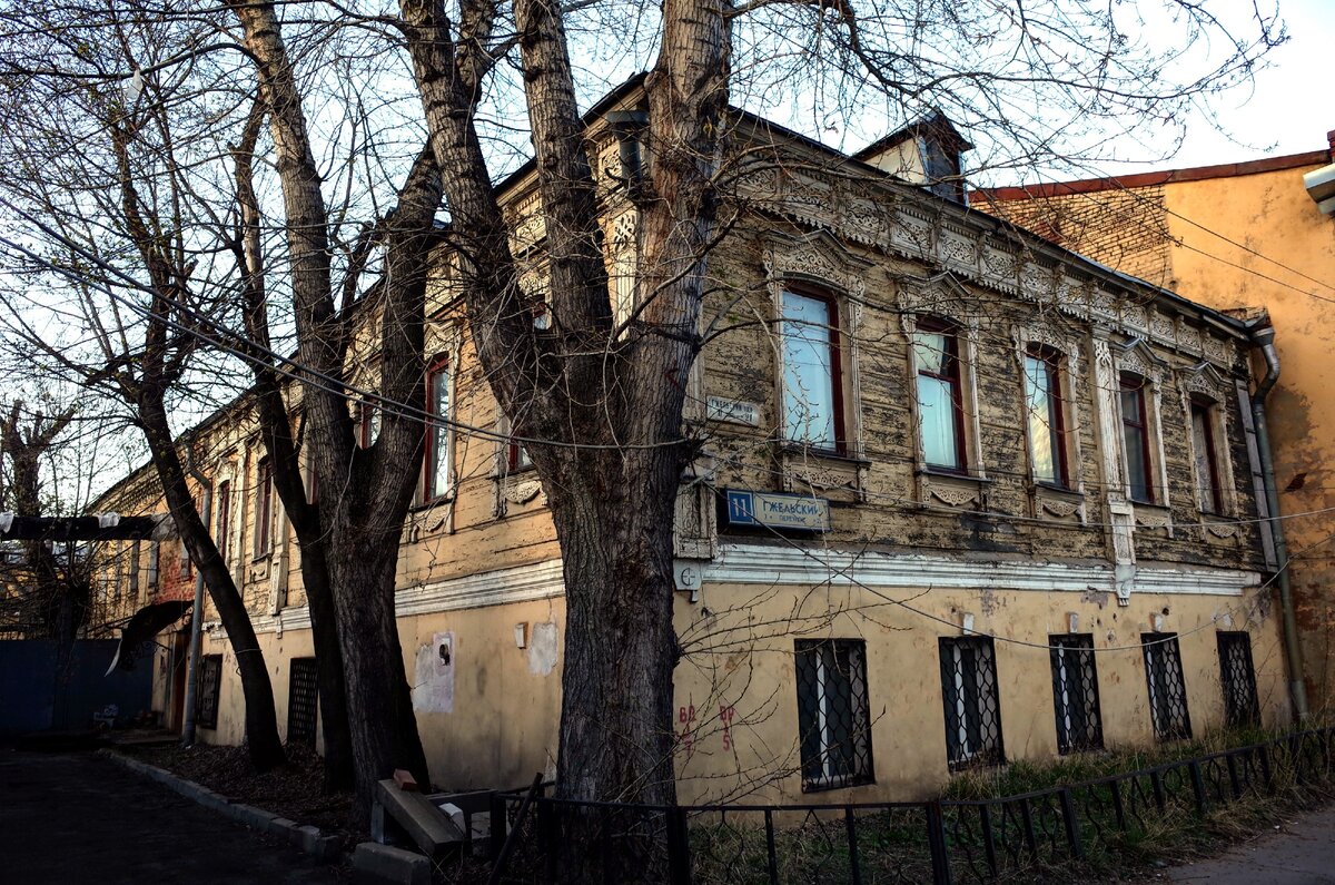Так он выглядит в полном своем объеме. Обветшал + страшные пластиковые окна, но все детали ценного резного интерьера - на месте. Источник изображения: «Москва. Детали».