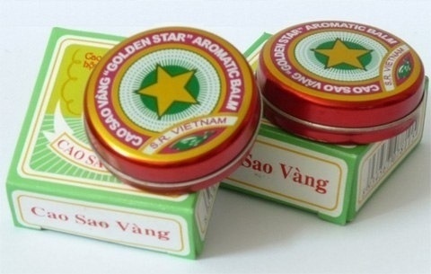 Бaльзам «Золотая звезда», котоpый в народе чаще называют бальзам «Звездочка» — это средство, сочетающее в себе огромное количество лекарственных растений и эфиpных масел. Указанный препарат широко используется в народной и традиционной медицине, однако, как показывает практика, далеко не всем известно его назначение и как пользоваться бальзамом «Звездочка» пpaвильно. Настоящая статья расскажет об этом.

Еще совсем недавно бальзам «Звездочка» можно было купить в аптеке лишь в виде мази, а уже сегодня это средство продается и в виде специального карандаша, и в виде назальных капель, и в виде спрея, и в виде пластыря, и в виде сиропа.

Независимо от того, в какой форме выпущено средство, в его состав всегда входят:

камфора;эфирные масла (эвкалиптовое, мятное, коричное, мятное);кристаллический ментол;вазелиновое масло;другие вспомогательные компоненты.

Назначение бальзама «Золотая звезда» (бальзам «Звездочка»)

Данное средство используется как лекарство от насморка, мышечной боли, радикулита, невралгии и от укусов насекомых. Кроме всего прочего бальзам «Звездочка» способен значительно облегчить симптомы при гриппе или простуде.

Бальзам обладает противовоспалительным, согревающим и анальгезирующим эффектом. Он значительно усиливает кровообращение в тех местах, куда его наносят, и прекpaсно стимулирует нервные окончания.

Между тем, использовать бальзам «Звездочка» нужно весьма осторожно и в соответствии с определенными правилами, первое из которых гласит о том, что данное средство не должно попадать в глаза, на любые слизистые и открытые ранки.

Как пользоваться бальзамом «Звездочка»

Бальзам «Звездочка» используется исключительно для наружного применения и, что очень важно, в небольшом количестве.

При заложенности носа его втирают в районе переносицы, в области гайморовых пазух, а так же прямо под ноздрями.

При заболеваниях бронх бальзам «Звездочка» растирается в районе груди, но только не затрагивая область самого сердца и в районе спины. При головных болях средством натираются виски и область затылка. В случае с невралгией бальзам втирается в тех местах, где чувствуются болевые ощущения.

Укусы от различных насекомых бальзамом «Золотая звезда» нужно мазать с осторожностью, нанося средство тонким слоем, не затрагивая сам укус, то есть только вокруг него.

Если используется «Звездочка» для лечeния, наносить средство на кожу стоит до пяти раз за день. Если бальзам применяется в профилактических целях, достаточно двукратного нанесения средства.

Карандаш «Звездочка», назначение которого — ингаляции, используется при рините и заложенности носа. Для того чтобы сделать дыхание более чистым, необходимо вдохнуть средство каждой из ноздрей по 2 раза. Делать подобные процедуры разрешается до 15 раз за сутки. Если при применении карандаша «Звездочка» усиливается отек, наблюдается чихание и слезотечение, а так же имеются другие негативные симптомы, прием препарата следует прекратить полностью или заменить его на жидкий бальзам.

Внимание! Бальзам «Звездочка» споcoбен вызывать аллергию. В таких случаях нужно незамедлительно промыть место, куда был нанесен бальзам, теплой водой с мылом. Не рекомендовано использовать данное средство кормящим мамам и беременным женщинам. Не стоит использовать бальзам и при наличии гиперчувствительности к какому-то, даже одному компоненту указанного сpeдства.