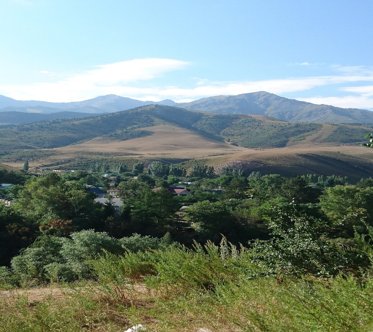 Дачи не доезжая до парка Ала-Арча. Одни из самых дорогих земель в стране. Фото автора