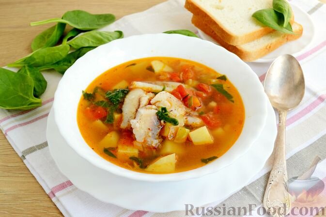 филе рыбы, картофель, кабачки, перец болгарский, помидоры, морковь, шпинат, соль, перец молотый, масло растительное, лавровый лист