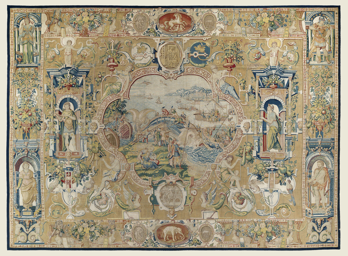 Китобойный промысел, Брюссель, конец 16 века. В центре-медальон с изображением сцены разделки  кита. По обе стороны от центральной сцены в нишах стоят две аллегории музыки и поэзии. Остальная часть гобелена состоит из богатого рисунка гротесков с лентами, вазами с цветами, фруктами, путти, листвой и т. п. Очень красивая и большая рамка имеет одинаковый декор: вазы с цветами, Марс и Венера стоят в нишах и медальонах, в центре нижней и верхней границы.