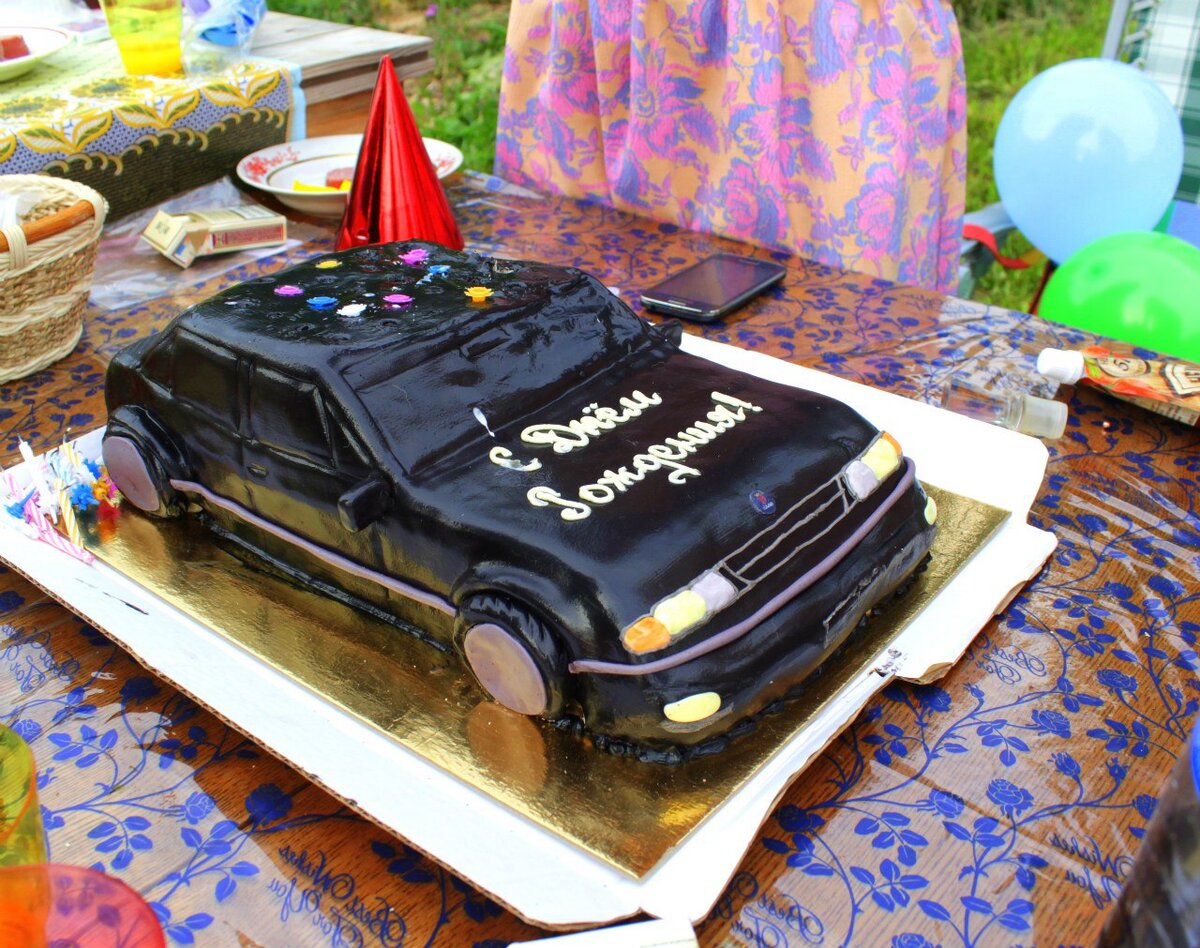 должен был быть шикарный торт, но на коробку с ним сели попом(