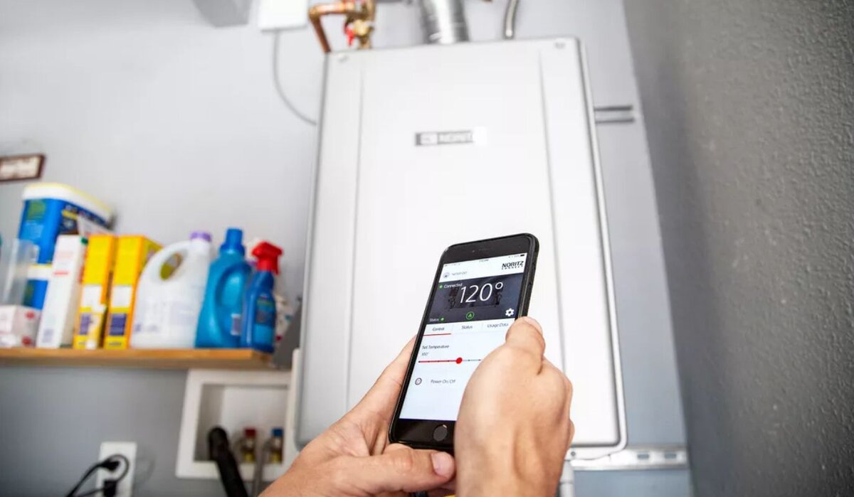 Современный компактный прямоугольный накопительный водонагреватель с электронным управлением.