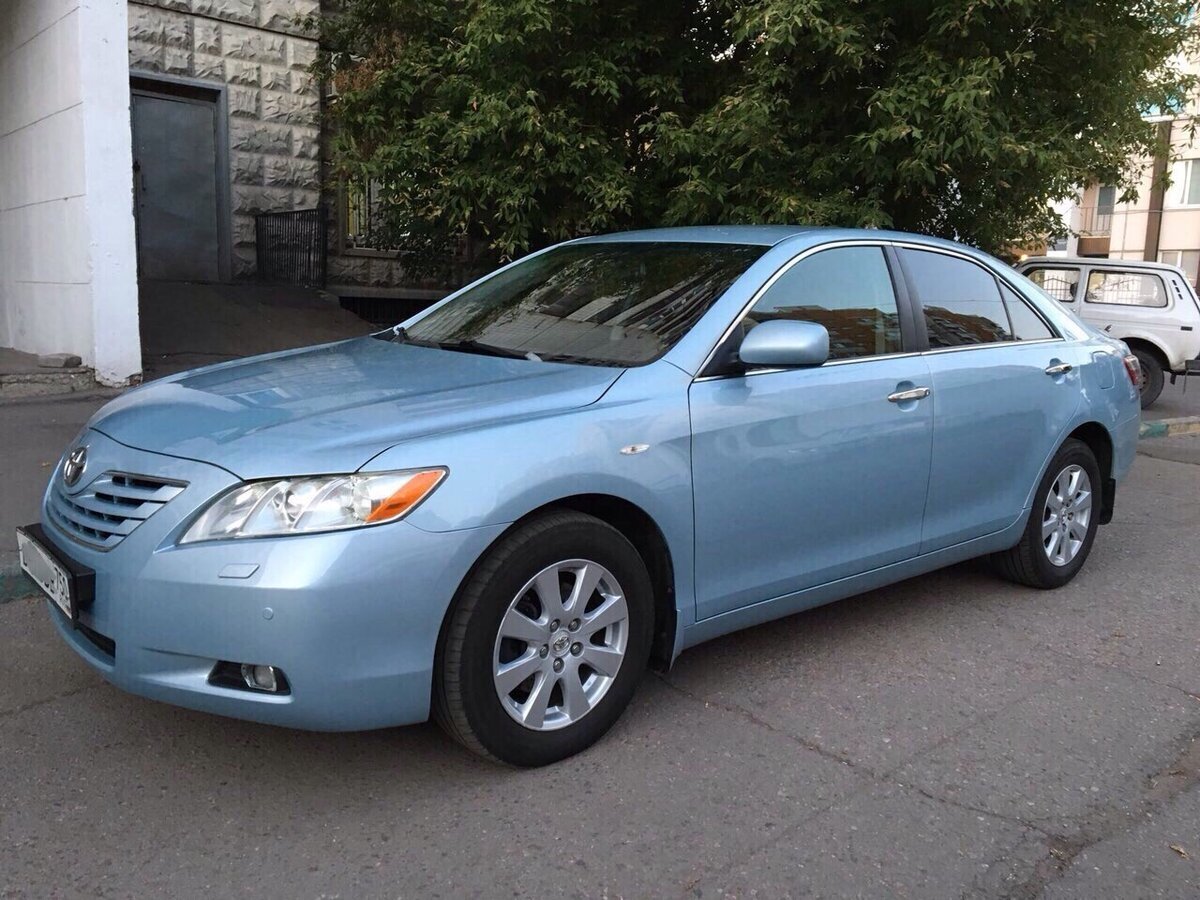 Тайота Camry мб была и не такая ,точно модель не знаю ,помню лишь то ,что был люк на крыше