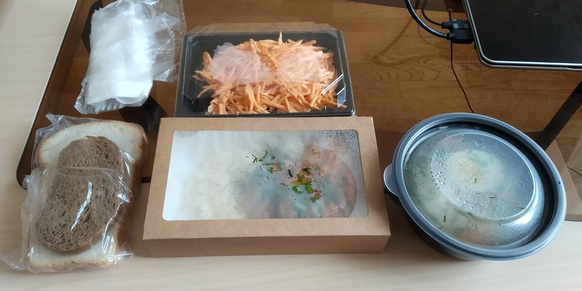 Обед: Салат из моркови, куриный бульон с яйцом, рис с колбасками гриль, хлеб.