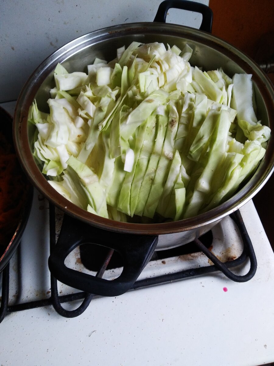 Шинкуем капусту и ставим её обжариваться в кастрюле с небольшим количеством топленого сливочного или оливкового для жарки масла.