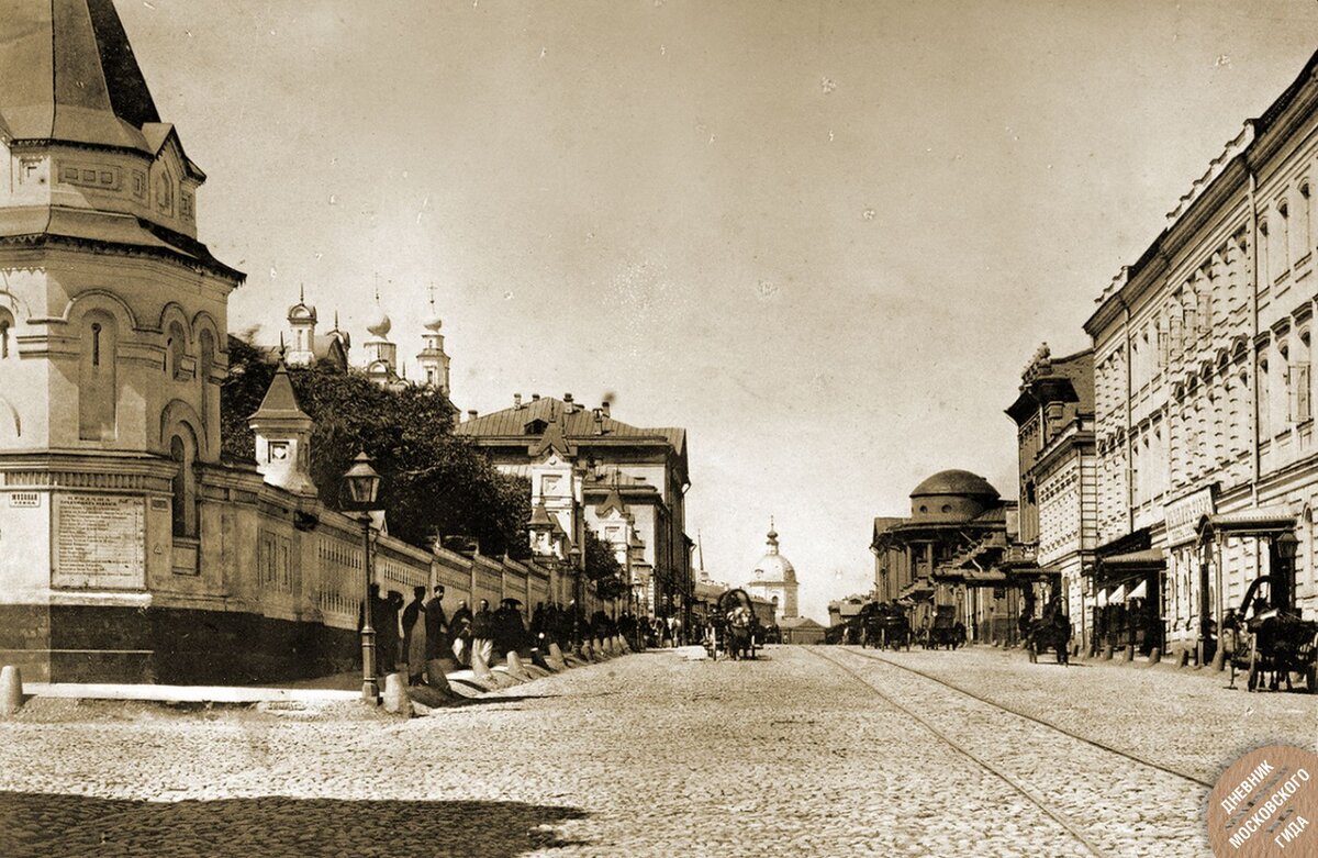 Вид на Воздвиженку со стороны Моховой, 1887 год. Слева — ограда Главного архива 