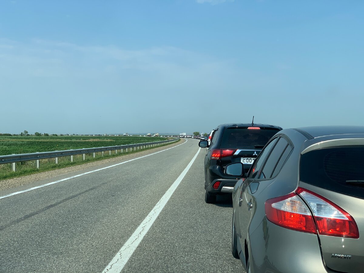 Пробки по дороге к мосту из Тимашевска.