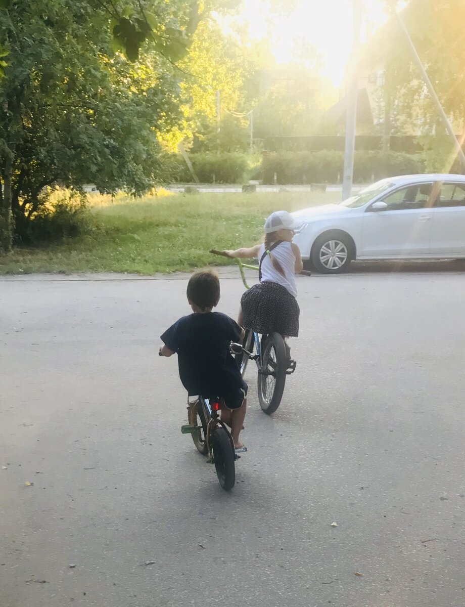 Девочка на бэмике, что удивительно, сидя. И Игнат сегодня подсмотрел фишку «все ноги на бок». 