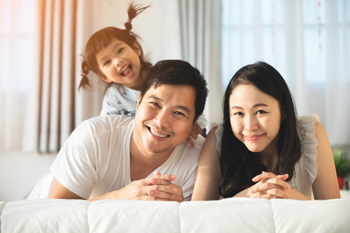 Азиатская семья в квартире. Счастливая семья азиаты. Семья азиаты новая квартира. Молодая семья азиаты. Мама и папа на китайском