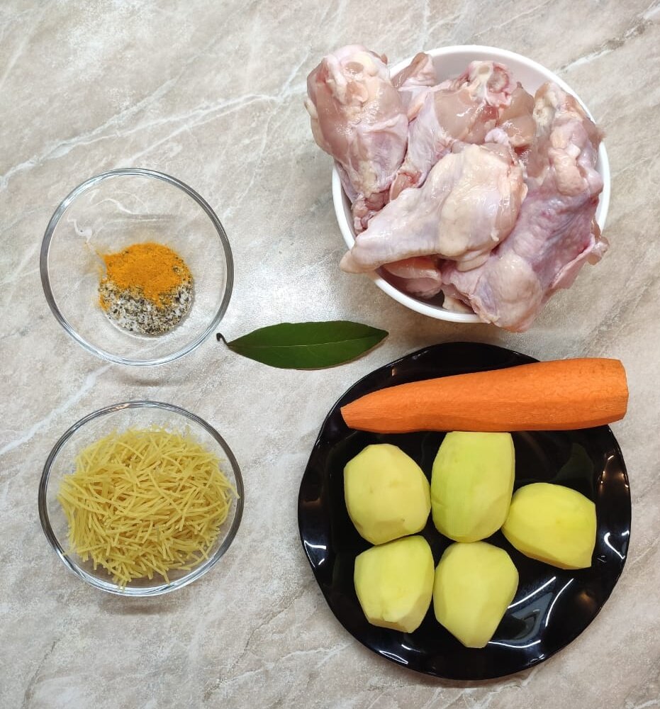 Простой и вкусный рецепт куриного супа с вермишелью и картошкой
