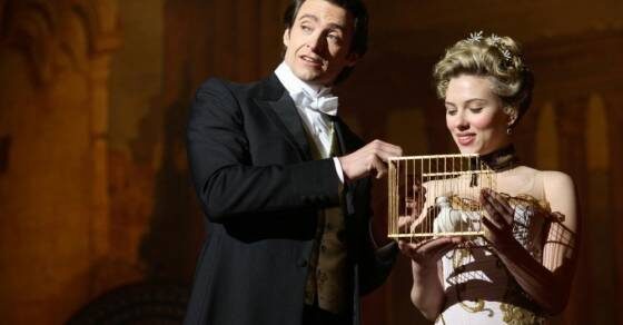 Роберт и Альфред — фокусники-иллюзионисты, которые на рубеже XIX и XX веков соперничали друг с другом в Лондоне. С годами их дружеская конкуренция на профессиональной почве перерастает в настоящую войну. Также фильм с неожиданным концом