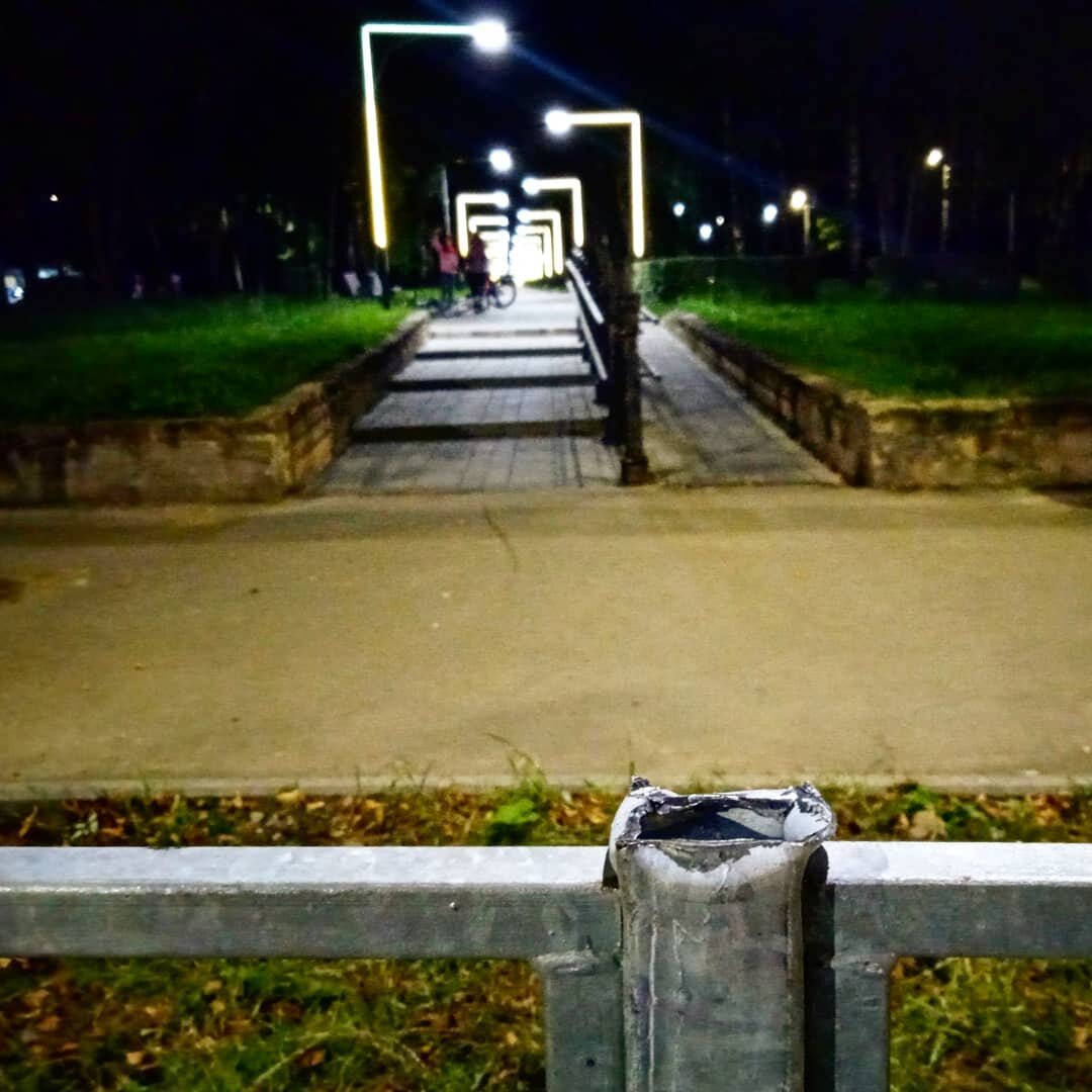 В начале сквера на улице Попова коммунальщики забили в газон пять секций забора. Подобная установка забора, с браком, происходит с 2019 года по всему городу. Подрядчики просто молотками гнут опору, в которую невозможно установить заглушку. Далее это место становится сборником мусора.