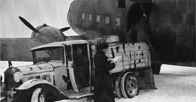 Благодаря Череповецкому авиаузлу осенью и зимой 1941 года удалось связать воздушной дорогой город на Неве и Большую землю. | Фото с сайта booksite.ru