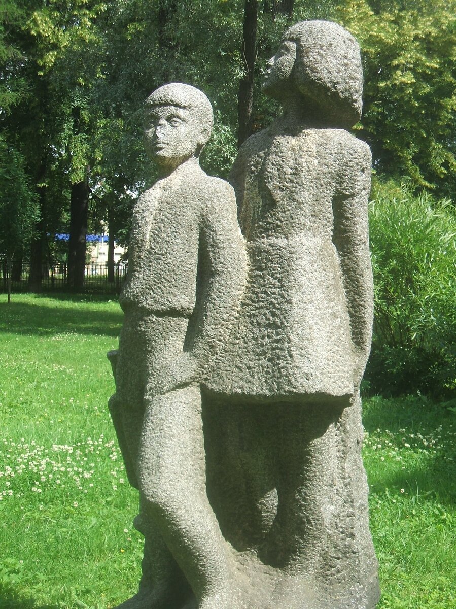 Каменные пионеры в парке только и ждут момента, чтоб напасть на люб.