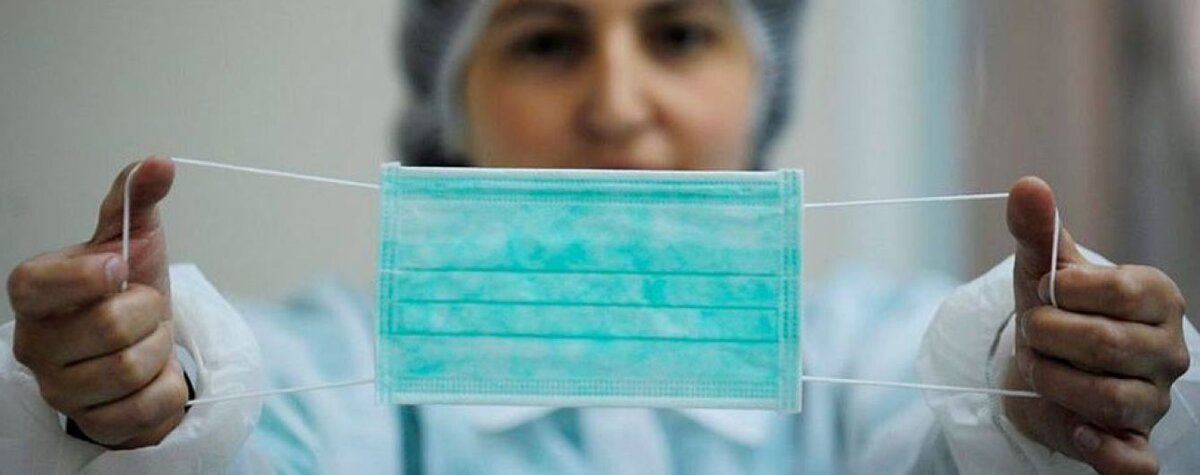 Сейчас введен масочный режим и без маски ни в один магазин не зайдешь. Маска является барьером для вируса. Но как же правильно ее носить, для того чтобы обезопасить себя?