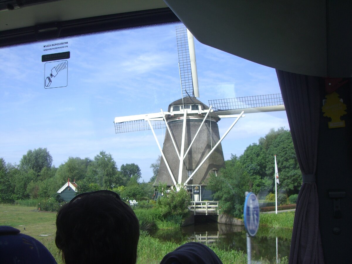 Современные ветряные мельницы в Нидерландах.