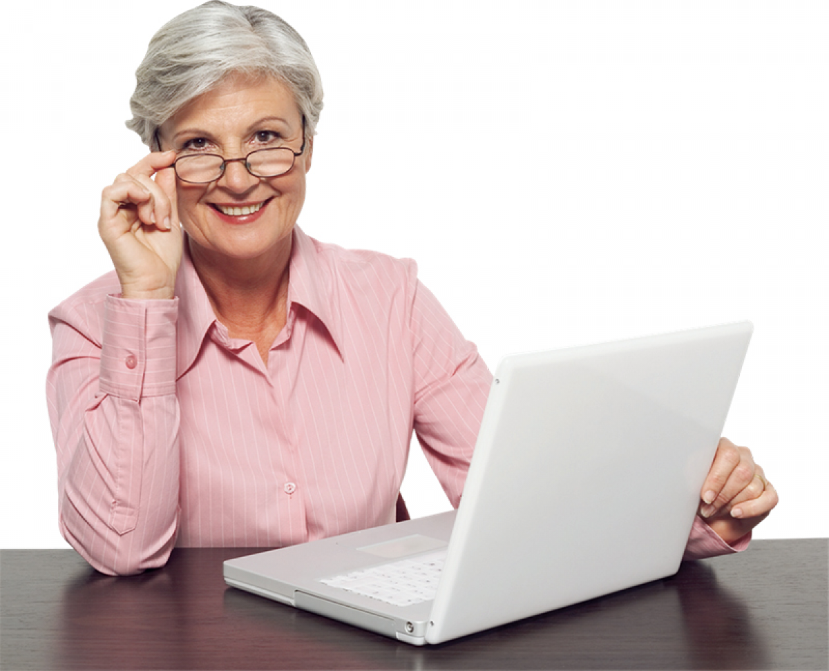 Женщина в возрасте за компьютером. Пожилые люди и интернет. Пожилая женщина с ноутбуком. Пенсионер за компьютером. Боли бухгалтера