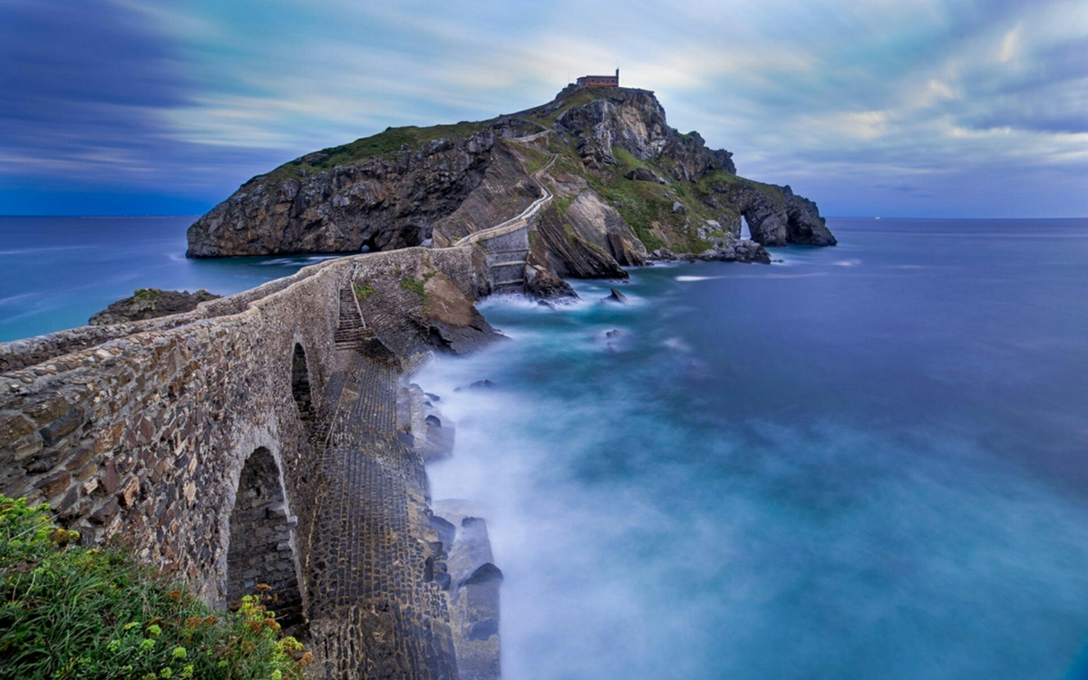 Spain ocean. Сан-Хуан-де-Гастелугаче. Остров Гастелугаче Испания лестница. Остров Сан Хуан. Страна Басков природа Гастелугаче.