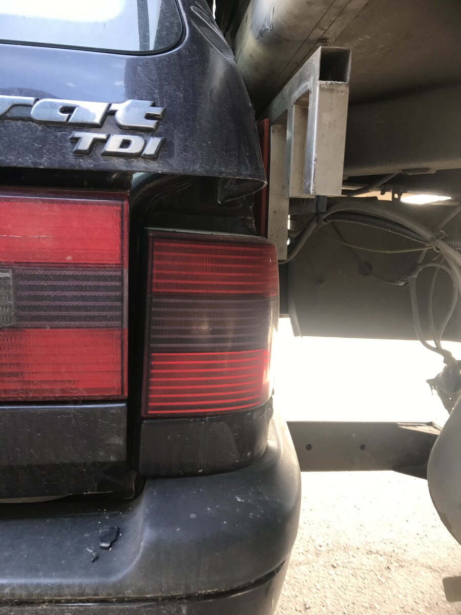 Даже крышка багажника выпрыгнуло... Фонарь чудом цел остался   