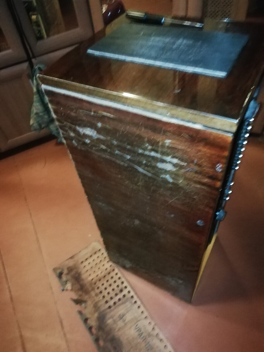 Состояние верхней крышки и задней панели плачевные