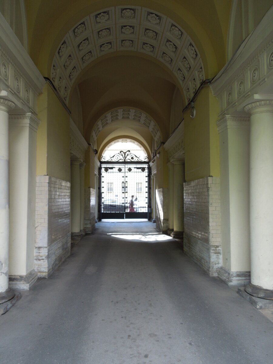 Арка дворика Сан-Жермен в Петербурге. Фото автора