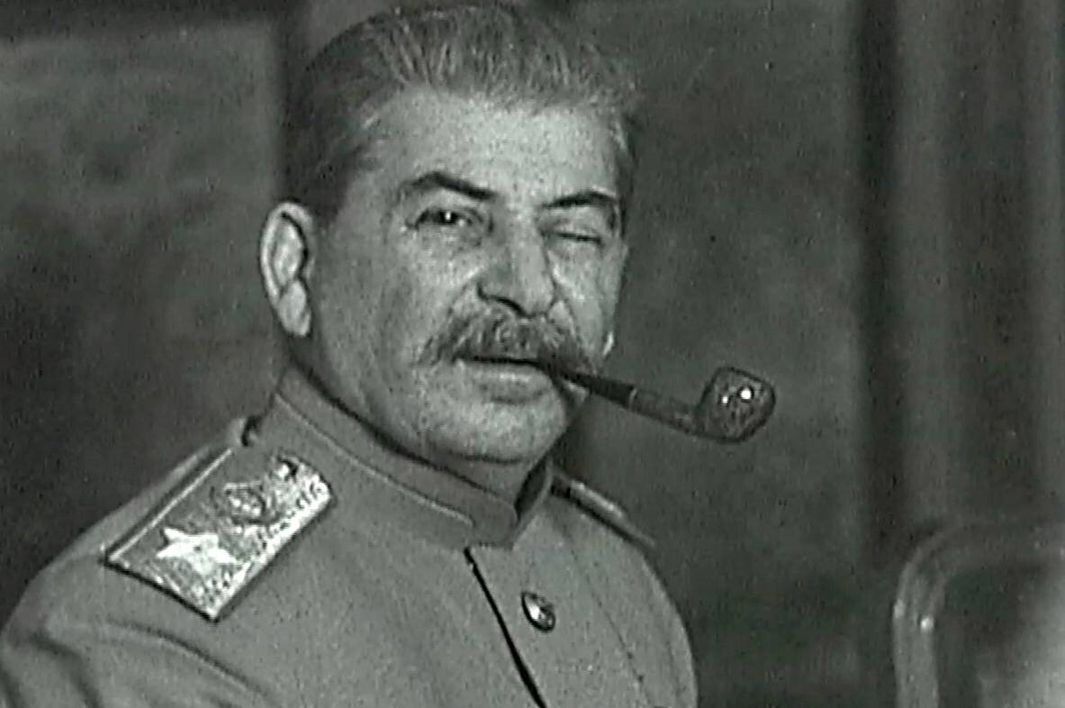 Среди фалеристов существует легенда о том, что когда Хрущёв начал борьбу с культом личности Сталина , и произошло переименование Сталинграда в Волгоград, якобы была мысль заменить все вручённые на тот момент  Медали "За Оборону Сталинграда" на новые медали с надписью "За Оборону Волгограда". Общий тираж медали За Оборону Сталинграда был огромен- к началу 1960-х их вручили порядка 700.000 экземпляров. Заменить все медали на новые было очень дорого и от этой идеи отказались. Насколько эта легенда правдива- сейчас уже сложно точно сказать. Зато точно можно сказать, на скольких государственных медалях СССР красовалось изображение Сталина. Давайте считать. Сразу оговорюсь, что Медали лауреата Сталинской премии 3 степеней я в рассчёт не беру, т.к. это немного другая категория.