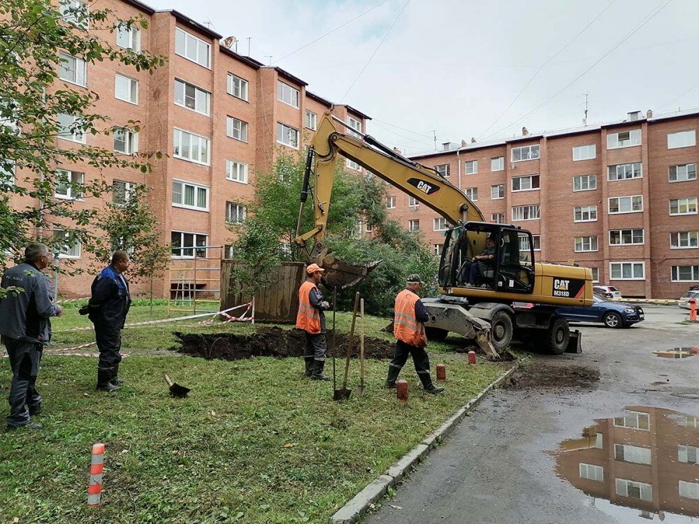 Место аварии на сетях холодного водоснабжения дома №23 по улице Ядринцева в Иркутске, утро, 29 августа 2020 г. 