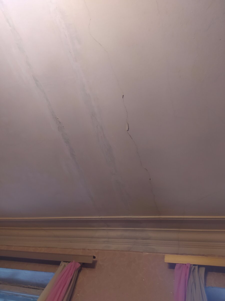 На четвертый день стали появляться трещины на потолке после пара.