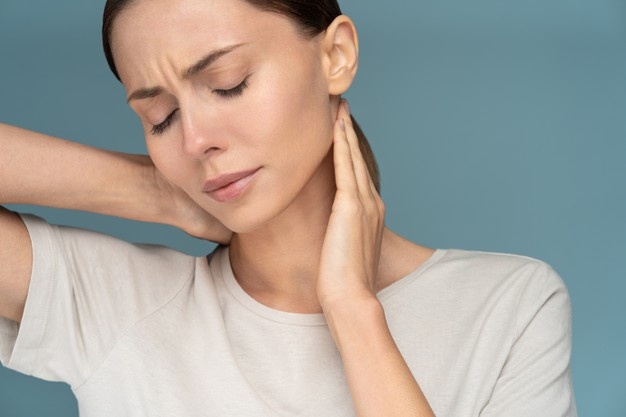 https://ru.freepik.com/premium-photo/woman-suffering-from-chronic-neck-pain-gently-massages-with-hands-feeling-tired_12299545.htm#page=5&query=%D0%B1%D0%BE%D0%BB%D1%8C+%D0%B2+%D1%81%D0%BF%D0%B8%D0%BD%D0%B5&position=30