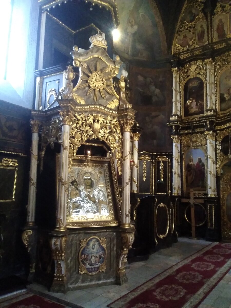 Икона Божией Матери " Троеручица "- чудотворная икона.