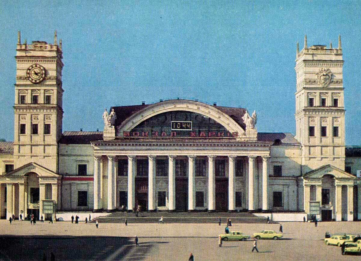 Вот на этом крыльце осенью 1990 встретился с хорошим человеком (яндекс картинки)