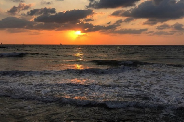 Первые минуты появления солнца над морем. Фото автора.