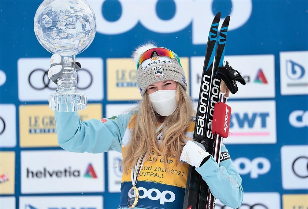 Джессика Диггинс с большим хрустальным глобусом за победу в общем зачёте Кубка мира (2020/2021).