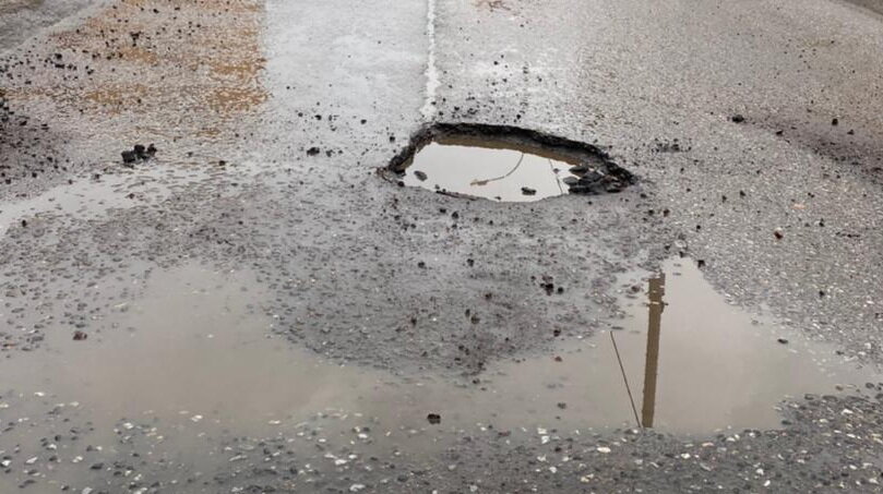 Осенью эта яма была маленькой трещиной