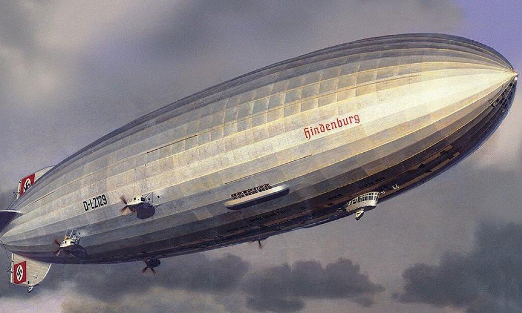 Немецкий пассажирский дирижабль LZ 129 «Гинденбург».Был построен в 1936 году и стал самым крупным дирижаблем из всех созданных на тот момент времени.