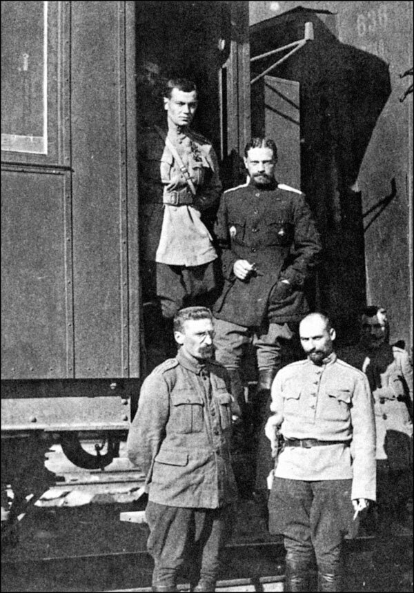 В.О. Каппель у штабного вагона.